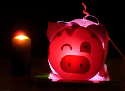 Cách làm lồng đèn giấy con heo cực dễ cho bé chơi Trung thu